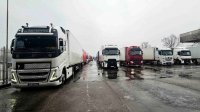 Движение грузовиков в направлении Турции остается интенсивным