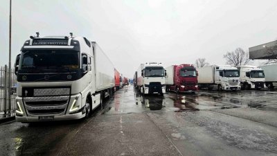 Движение грузовиков в направлении Турции остается интенсивным