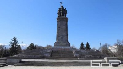 Арт-акция &quot;Читаем о свободе&quot; у памятника Советской армии в Софии