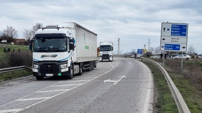 Интенсивное движение грузовиков в направлении Турции