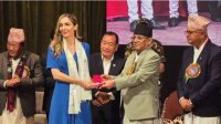 Премьер Непала вручил награду альпинистке Силвии Аздреевой