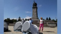 Палаточный городок защищает памятник Красной армии в Софии от сноса
