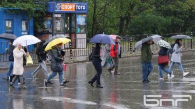 Желтый уровень погодной опасности из-за ливней в 10 областях Западной Болгарии