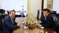 Еврокомиссар по вопросам расширения находится в Софии из-за Северной Македонии