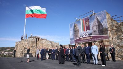 На холме Царевец поднят национальный флаг в честь 118-й годовщине Независимости