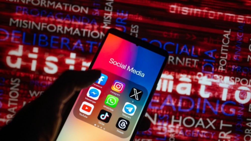 Круглый стол обсуждает демократические дебаты в условиях дезинформации