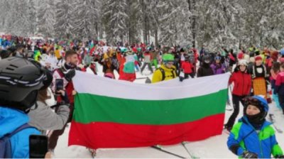 Лыжники в народных костюмах отметили Освобождение в Пампорово