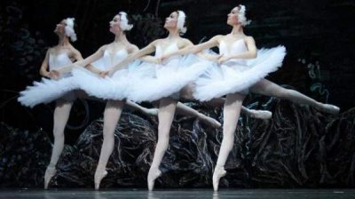 Саори Коике и Егор Мотузов в первой постановке балета «Лебединое озеро» в опере Варны