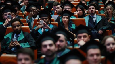 Студенты с пяти континентов изучают медицину в Софии