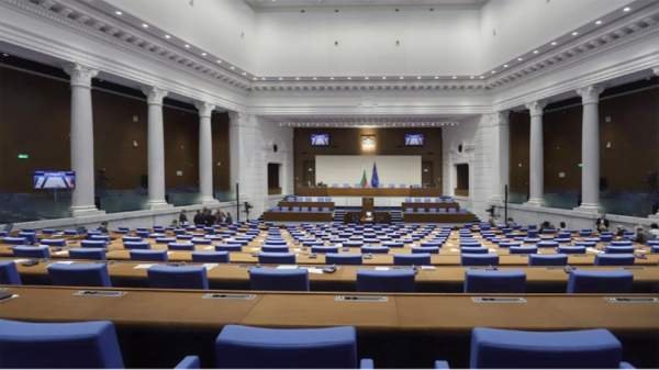 Второй день парламент не смог начать работу