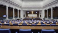 Второй день парламент не смог начать работу