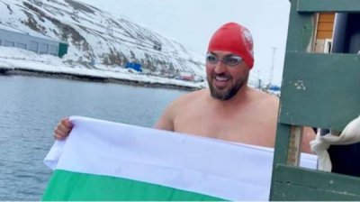 Очередной рекорд в плавании в ледяной воде болгарина Петра Стойчева
