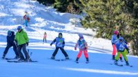 Во Всемирный день снега дети катаются на лыжах и сноуборде за 1 лев