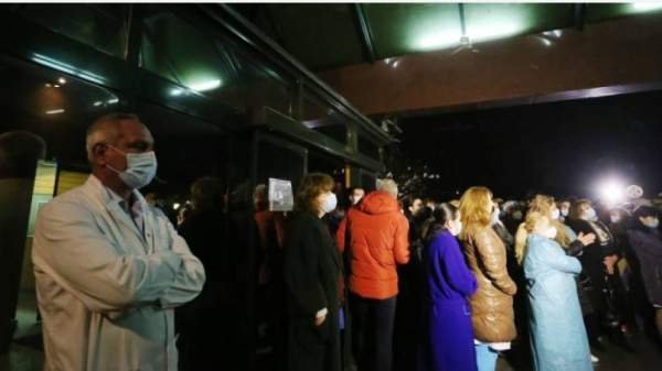 Медики протестуют перед софийской больницей «Лозенец»