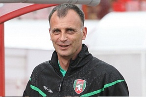 Тренер болгарской футбольной команды отобрал у судьи карточки и порвал их