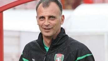 Тренер болгарской футбольной команды отобрал у судьи карточки и порвал их